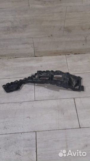 Кронштейн заднего бампера задний левый Volkswagen