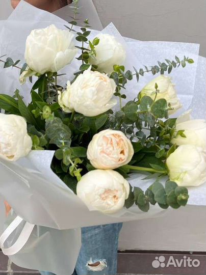 Пионы белые с эвкалиптом
