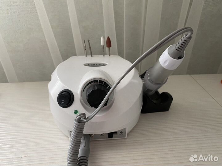 Лампа для ногтей и машинка для маникюра