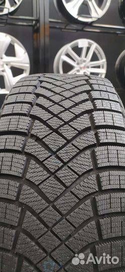 Pirelli Ice Zero FR 205/55 R16