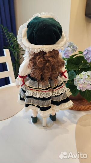 Кукла фарфоровая