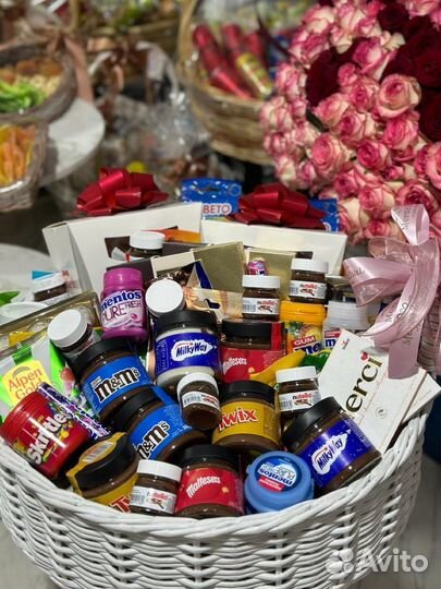 Подарок девушке Корзина Киндер