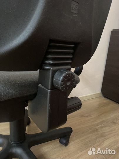 Офисное кресло на колесах
