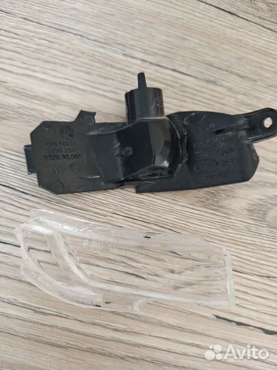 Повторитель поворота в зеркало skoda rapid