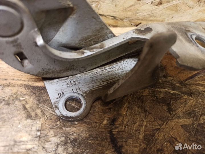 Петля капота левая Hyundai Tucson 1