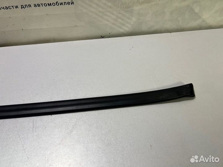 Уплотнительная резинка на дверь передняя левая Bmw