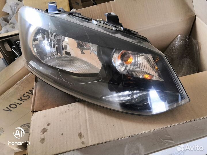 Фара правая Volkswagen Polo