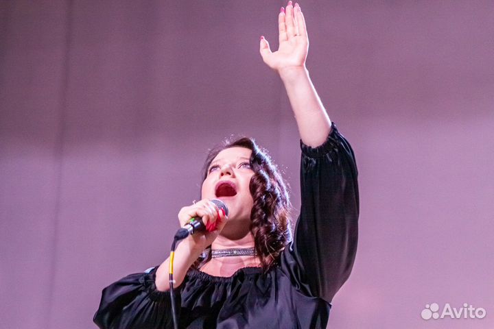 Певица,педагог по вокалу и артистизму