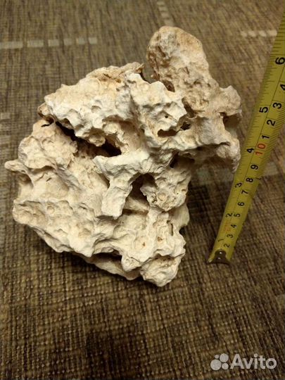 Камень в аквариуи