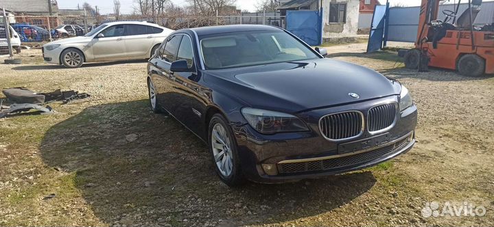 В разборе BMW 750 F01 F02, двигатель N63