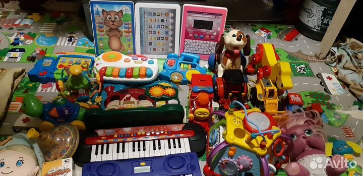 Развивающие и мягкие игрушки много