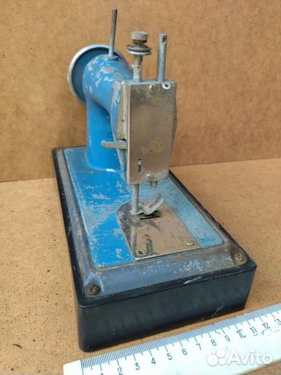 Игрушечная швейная машина