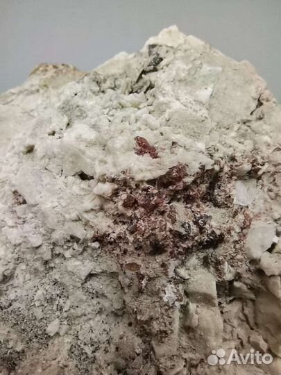 Эвдиалит в альбите