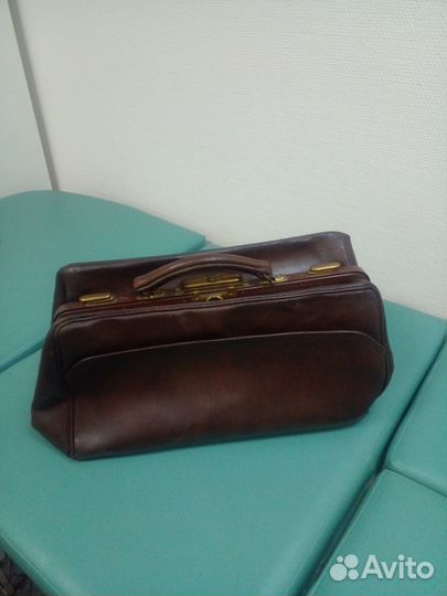 Старинный саквояж с наружным карманом