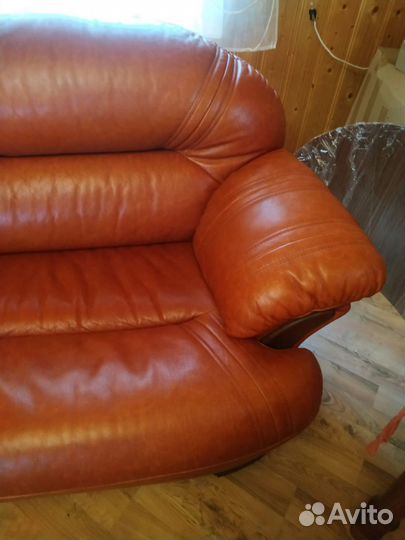 Кожаный диван фабрики 8 марта