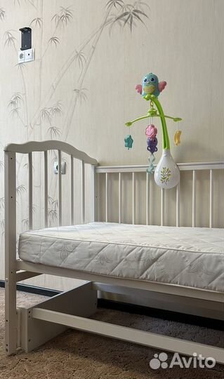 Детская кроватка с маятником