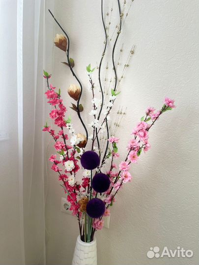 Ваза с искусственными цветами