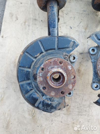 Передний правый поворотный кулак Volkswagen Passat