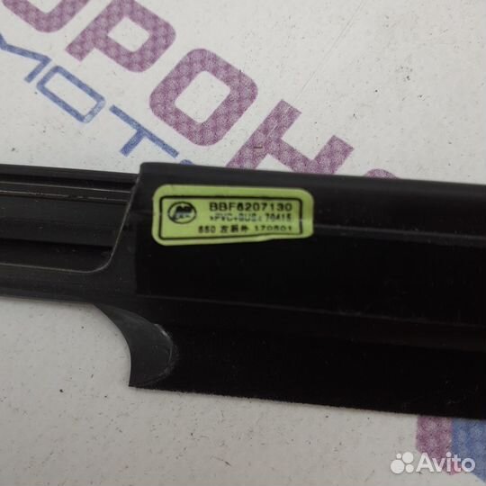 Уплотнитель стекла двери задней левой наружный LI