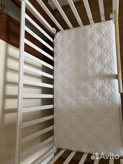 Детская кроватка с маятником