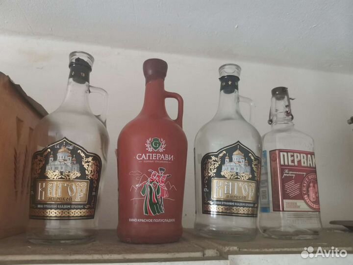 Кувшин и графин, бутылки