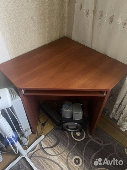 Компьютерный стол угловой