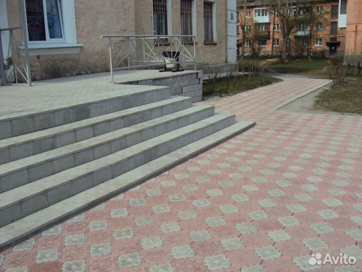 Тротуарная плитка различных цветов и форм