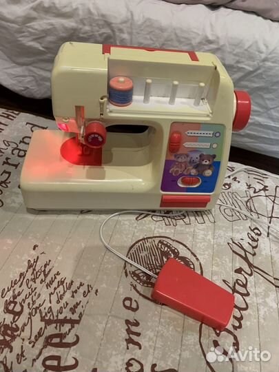 Детская швейная машинка и кассовый аппарат