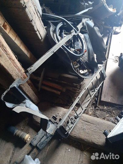 Пластиковая рамка под радиатор мерседес е210 2.4л