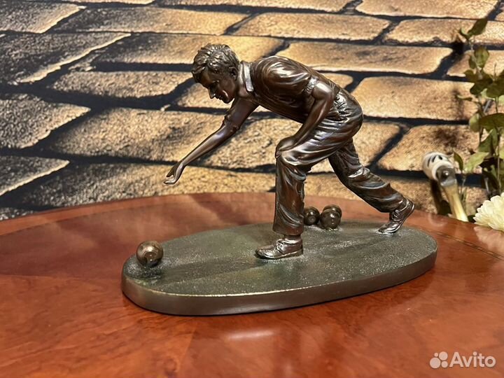 Фигурка, статуэтка игрока в боулинг