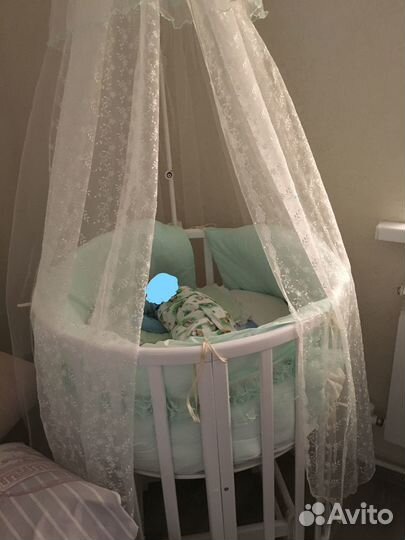 Детская кроватка с маятником