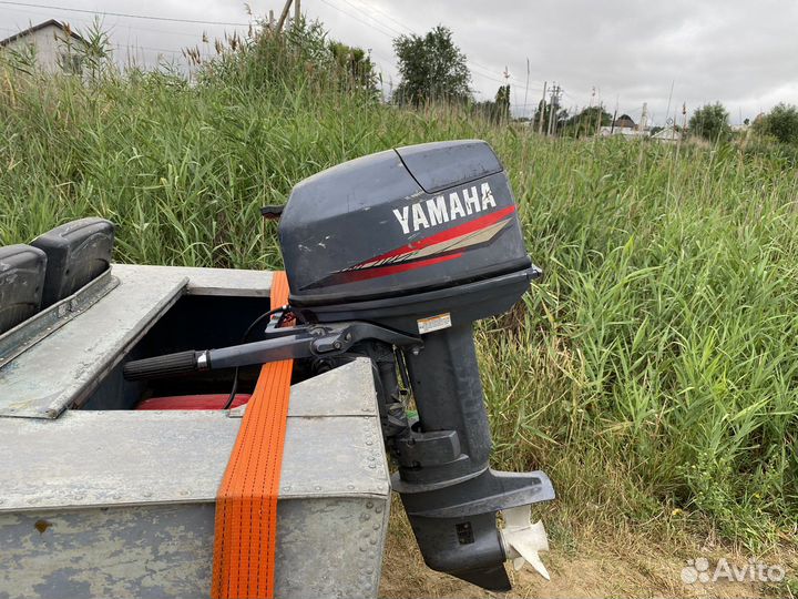 Лодка с мотором и прицепом в комплекте