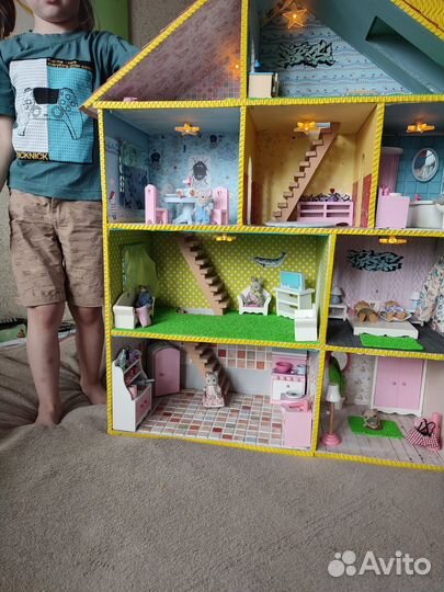 Кукольный домик с мебелью