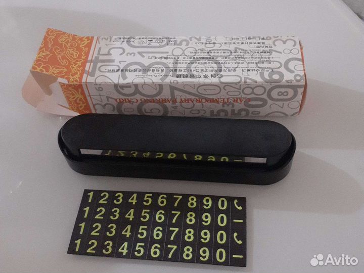 Табличка с номером телефона в авто