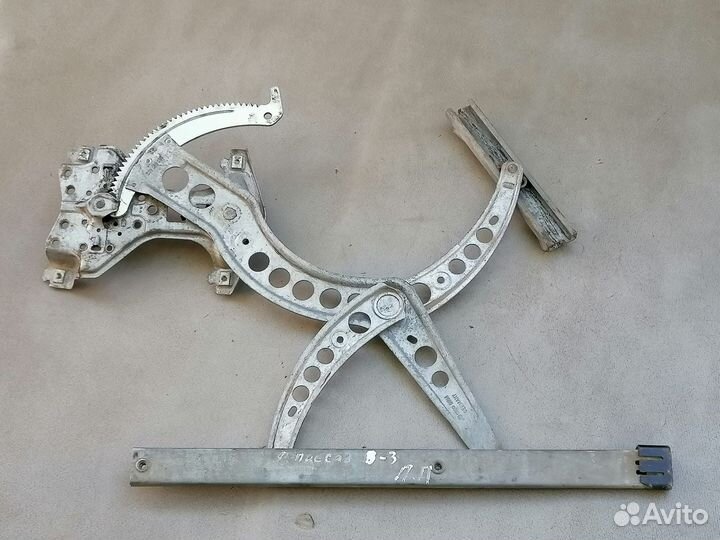 Стеклоподъемник мех. передн. правый VW Passat B3