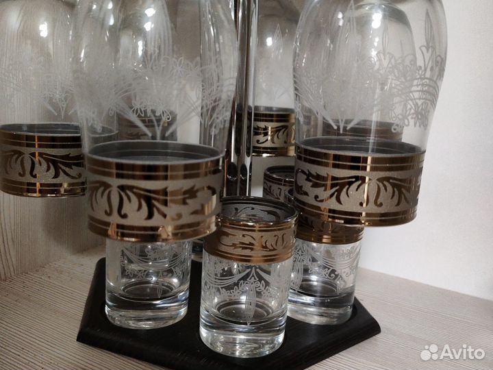 Бокалы для вина на подставке