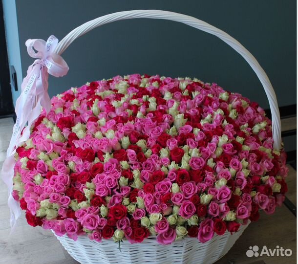 Гигантская корзина из 1001 розы