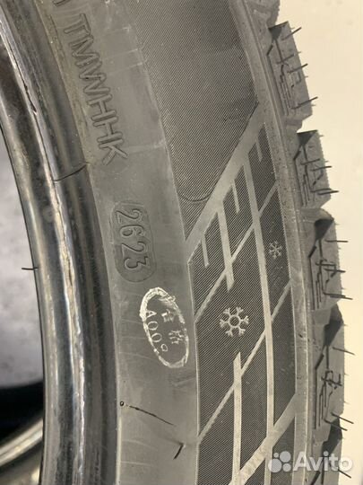 Kapsen SnowShoes AW33 295/40 R21 111V