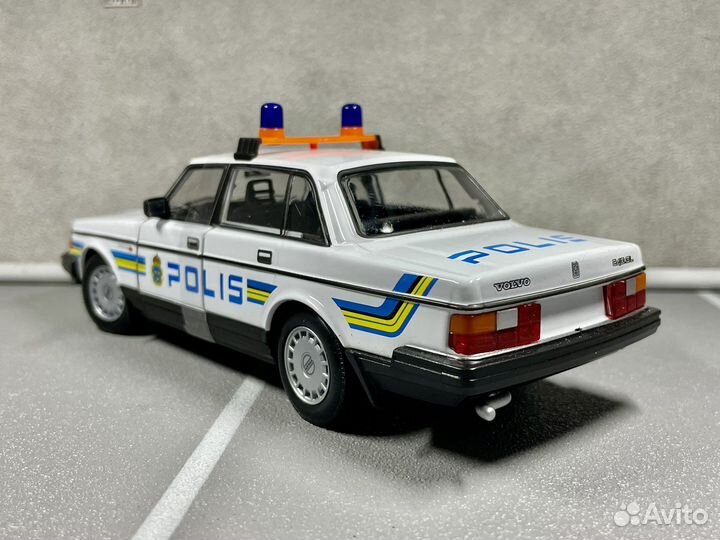 Коллекционная модель Volvo 240 Polis 1:24 Welly