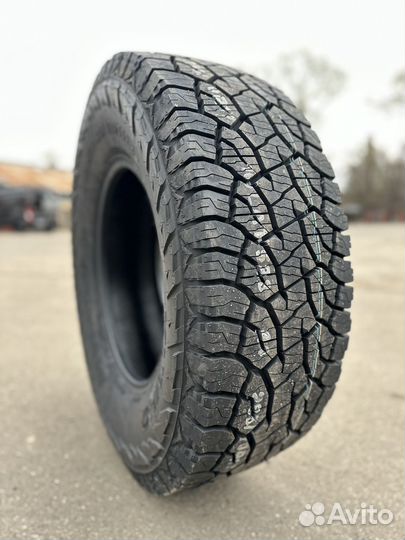 Kumho Road Venture AT52 285/70 R17