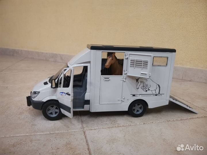 Машинка Bruder коневоз