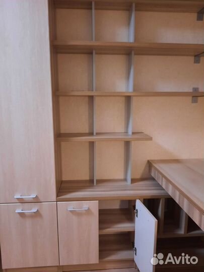 Детская рабочая зона у окна