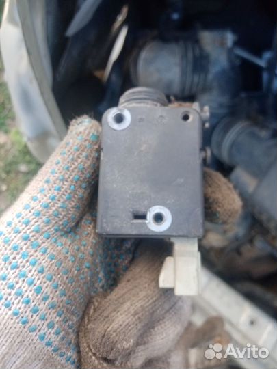 Активатор замка багажника Toyota Avensis 1