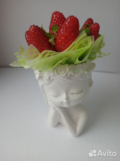 Клубничный подарок в милом кашпо