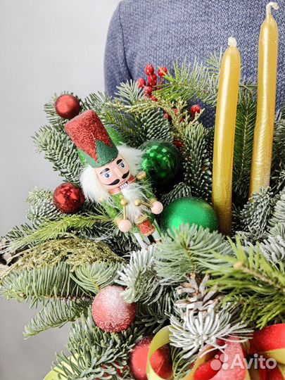 Большая хвойная композиция с щелкунчиком