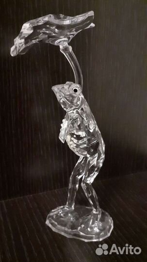 Статуэтка лягушка под листом