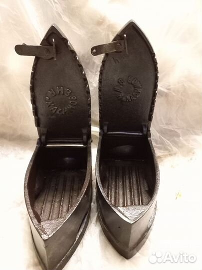 Старинный угольный утюг