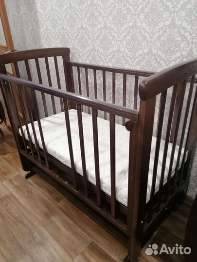 Детская кроватка с маятником