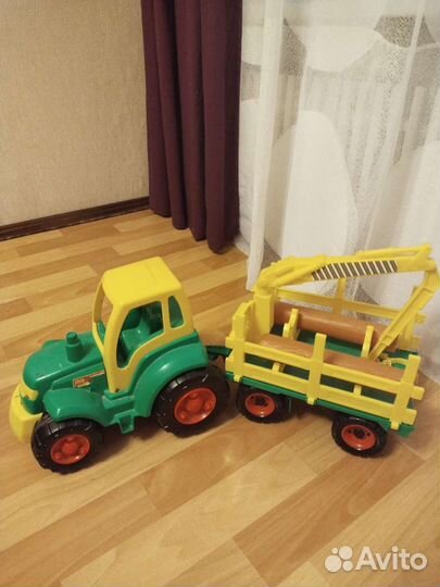 Игрушка трактор