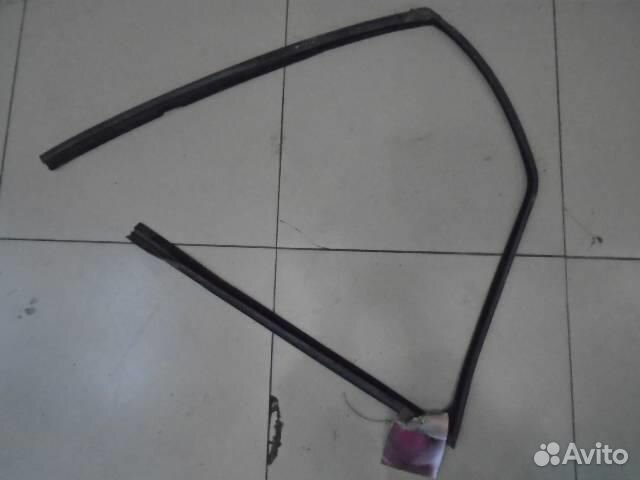 Уплотнитель стекла двери передней левой Land Rove
